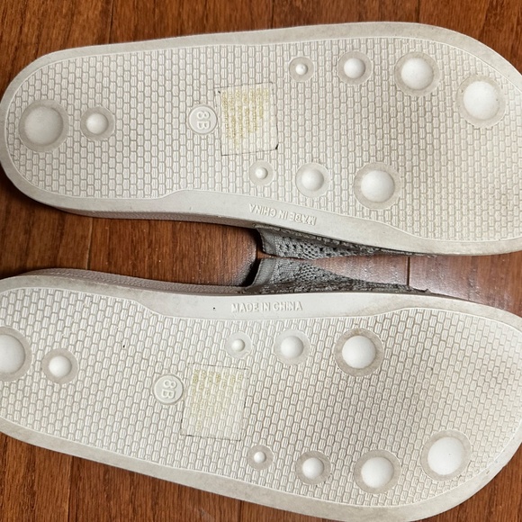 RSVP gray knit slides 8M - Picture 3 of 3